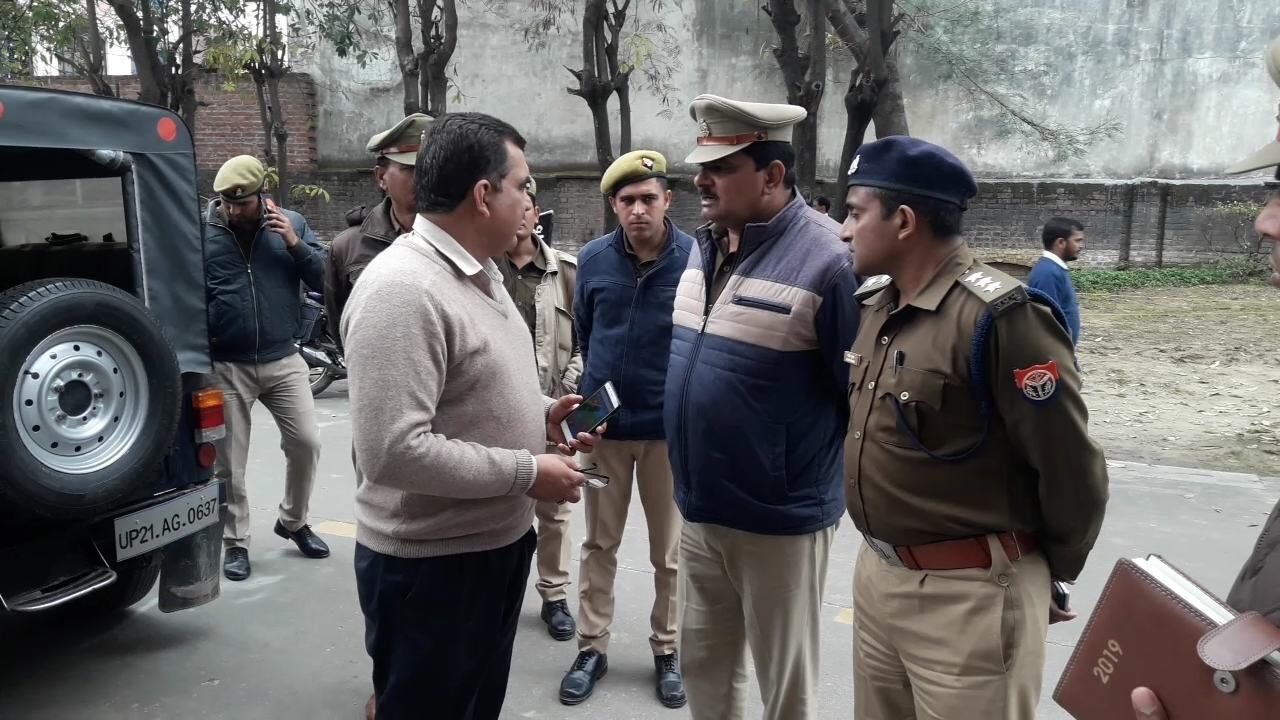 युवा मोर्चा के कार्यकताओ ने कॉलेज में जाकर जमकर हंगामा किया अवैध हथियारों से फायरिंग की CCTV में कैद युवा मोर्चा के कार्यकताओ ने कॉलेज में जाकर जमकर हंगामा किया अवैध हथियारों से फायरिंग की CCTV में कैद