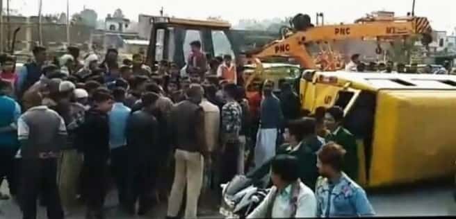 डिवाइडर से टकराकर पलटी स्कूल बस,टला बड़ा हादसा