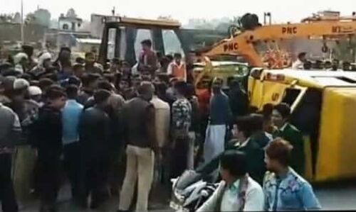 डिवाइडर से टकराकर पलटी स्कूल बस,टला बड़ा हादसा डिवाइडर से टकराकर पलटी स्कूल बस,टला बड़ा हादसा