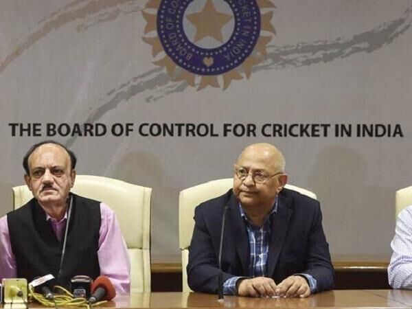 पुलवामा में शहीद जवानों के परिवारों की मदद को 5 करोड़ दे BCCI, बोर्ड अध्यक्ष ने CoA से मांगी इजाजत पुलवामा में शहीद जवानों के परिवारों की मदद को 5 करोड़ दे BCCI, बोर्ड अध्यक्ष ने CoA से मांगी इजाजत