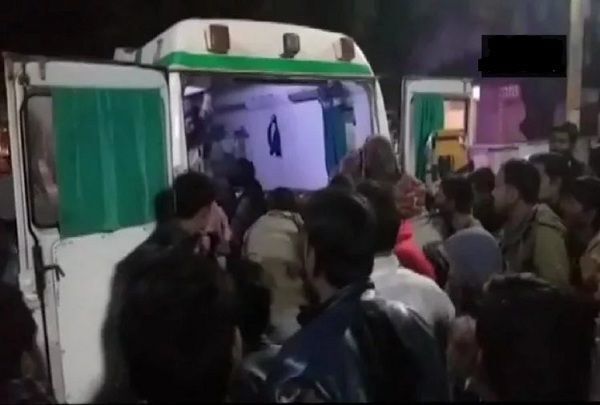 प्रतापगढ़ में बेकाबू ट्रक ने बारातियों को कुचला, 15 की मौत और 35 घायल प्रतापगढ़ में बेकाबू ट्रक ने बारातियों को कुचला, 15 की मौत और 35 घायल