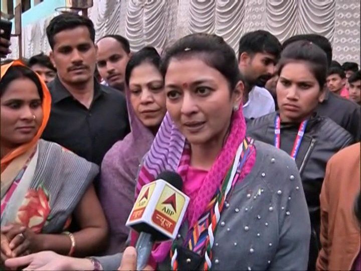 ज्योतिरादित्य सिंधिया की सीट पर संभाली पत्नी प्रियदर्शिनी राजे ने कमान ज्योतिरादित्य सिंधिया की सीट पर संभाली पत्नी प्रियदर्शिनी राजे ने कमान