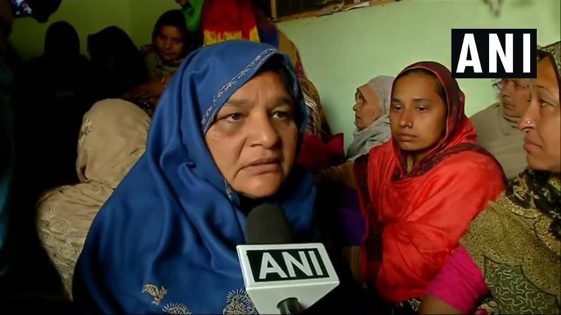 शहीद अजय कुमार की माँ रोते रोते बोलीं, पाकिस्तान इतना भी नहीं बड़ा कि उसे खत्म न किया जा सके शहीद अजय कुमार की माँ रोते रोते बोलीं, पाकिस्तान इतना भी नहीं बड़ा कि उसे खत्म न किया जा सके