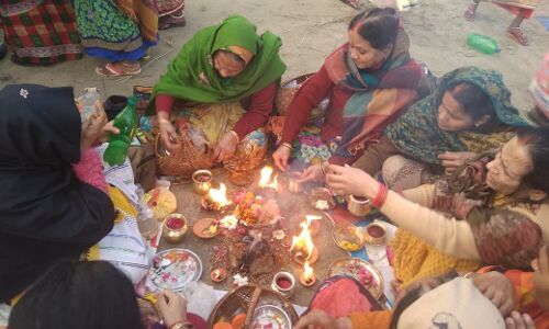 माघी पूर्णिमा स्नान पर्व आज ,सुबह 4 बजे से ही श्रद्धालुओं का कुंभ क्षेत्र में लगा तांता ,संगम में आस्था की डुबकी लगाने को उमड़ा जनसैलाब माघी पूर्णिमा स्नान पर्व आज ,सुबह 4 बजे से ही श्रद्धालुओं का कुंभ क्षेत्र में लगा तांता ,संगम में आस्था की डुबकी लगाने को उमड़ा जनसैलाब