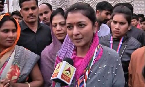 ज्योतिरादित्य सिंधिया की सीट पर संभाली पत्नी प्रियदर्शिनी राजे ने कमान ज्योतिरादित्य सिंधिया की सीट पर संभाली पत्नी प्रियदर्शिनी राजे ने कमान