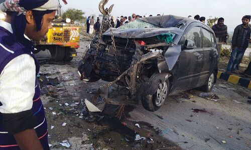 मथुरा में यमुना एक्सप्रेसवे पर अनियंत्रित एम्बुलेंस ने मारी कार में टक्कर, 2 महिलाओं समेत 7 की मौत 5 घायल मथुरा में यमुना एक्सप्रेसवे पर अनियंत्रित एम्बुलेंस ने मारी कार में टक्कर, 2 महिलाओं समेत 7 की मौत 5 घायल