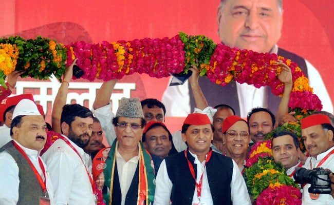 यादव परिवार के बीच हुई सहन की दीवार साफ नज़र आई होली पर भी यादव परिवार के बीच हुई सहन की दीवार साफ नज़र आई होली पर भी