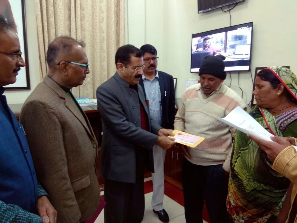 रजनीकांत के परिजनों से मिले कुलपति, रजनीकांत के पिता ने कुलपति से रेंट कंट्रोल एक्ट लागू करवाने की मांग की रजनीकांत के परिजनों से मिले कुलपति, रजनीकांत के पिता ने कुलपति से रेंट कंट्रोल एक्ट लागू करवाने की मांग की