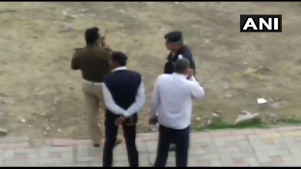 दिल्ली : अक्षरधाम के पास पुलिस टीम पर फायरिंग, पुलिस ने पीछा कर एक बदमाश को दबोचा
