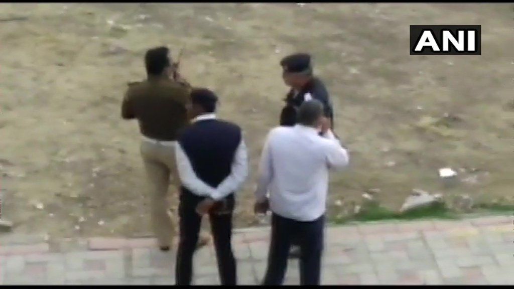 दिल्ली : अक्षरधाम के पास पुलिस टीम पर फायरिंग, पुलिस ने पीछा कर एक बदमाश को दबोचा दिल्ली : अक्षरधाम के पास पुलिस टीम पर फायरिंग, पुलिस ने पीछा कर एक बदमाश को दबोचा
