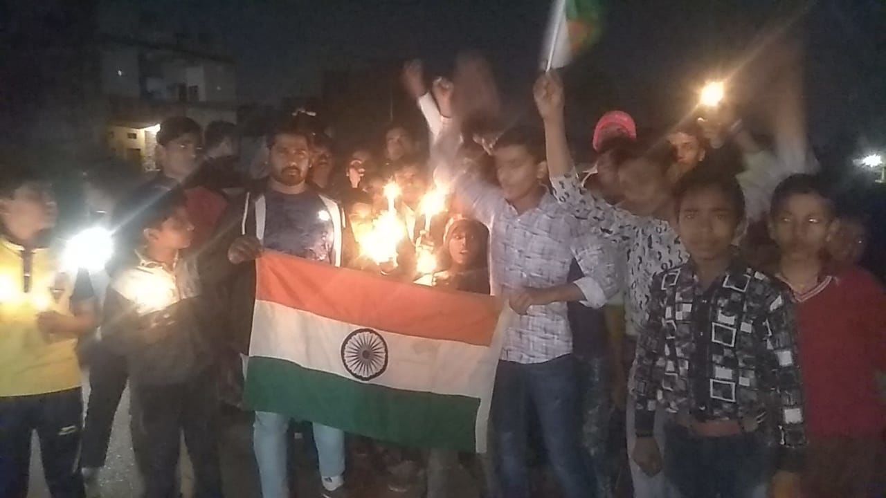 कैंडल मार्च निकालकर शहीदों को दी श्रद्धांजलि कैंडल मार्च निकालकर शहीदों को दी श्रद्धांजलि