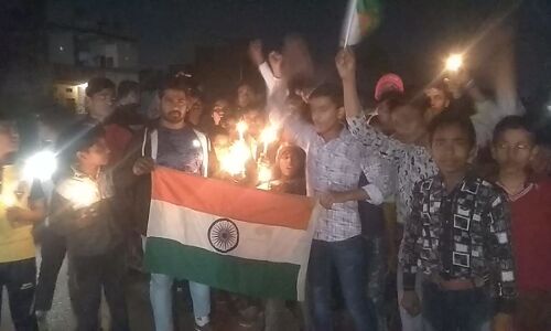कैंडल मार्च निकालकर शहीदों को दी श्रद्धांजलि