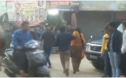 चौराहे पर पति पत्नी का हाई वोल्टेज ड्रामा, किस कदर पत्नी ने की मरम्मत देखिये वीडियो चौराहे पर पति पत्नी का हाई वोल्टेज ड्रामा, किस कदर पत्नी ने की मरम्मत देखिये वीडियो