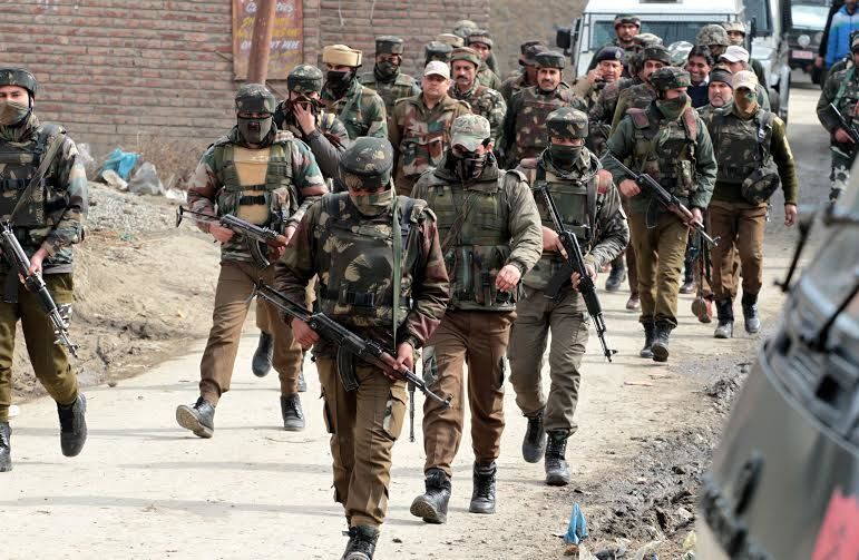जम्मू-कश्मीर में हलचल तेज, केंद्र ने अर्धसैनिक बलों की 100 अतिरिक्त कंपनियां भेजीं