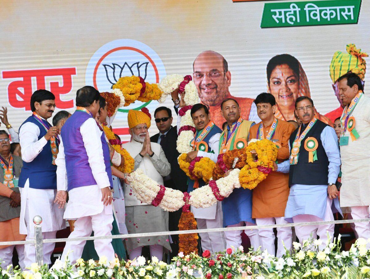 टोंक में मोदी का हेलीकॉप्टर हवा में लहराया, पायलट ने आनन फानन में दुबारा उतारा टोंक में मोदी का हेलीकॉप्टर हवा में लहराया, पायलट ने आनन फानन में दुबारा उतारा