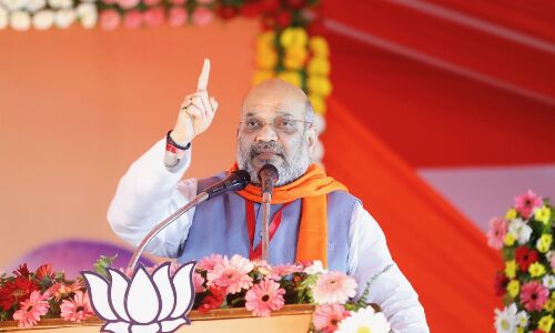 राहुल का काम झूंठ बोलना है जबकि मोदी जी काम लोंगों की भलाई और विकास की बात करना है - अमित शाह