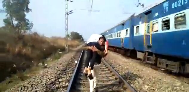 ट्रेन से गिरकर घायल हुए युवक को को कंधे पर लेकर 1.5 KM दौड़ा पुलिसकर्मी, जान बचाकर बना हीरो - DGP ने भी की तारीफ़