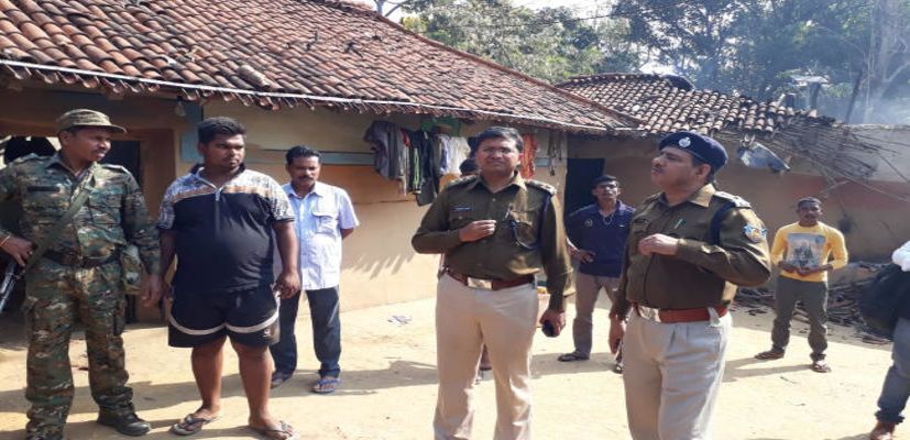शराब के नशे में धुत्त छोटे भाई ने परिवार के पांच लोंगों को कुल्हाड़ी से काट डाला शराब के नशे में धुत्त छोटे भाई ने परिवार के पांच लोंगों को कुल्हाड़ी से काट डाला