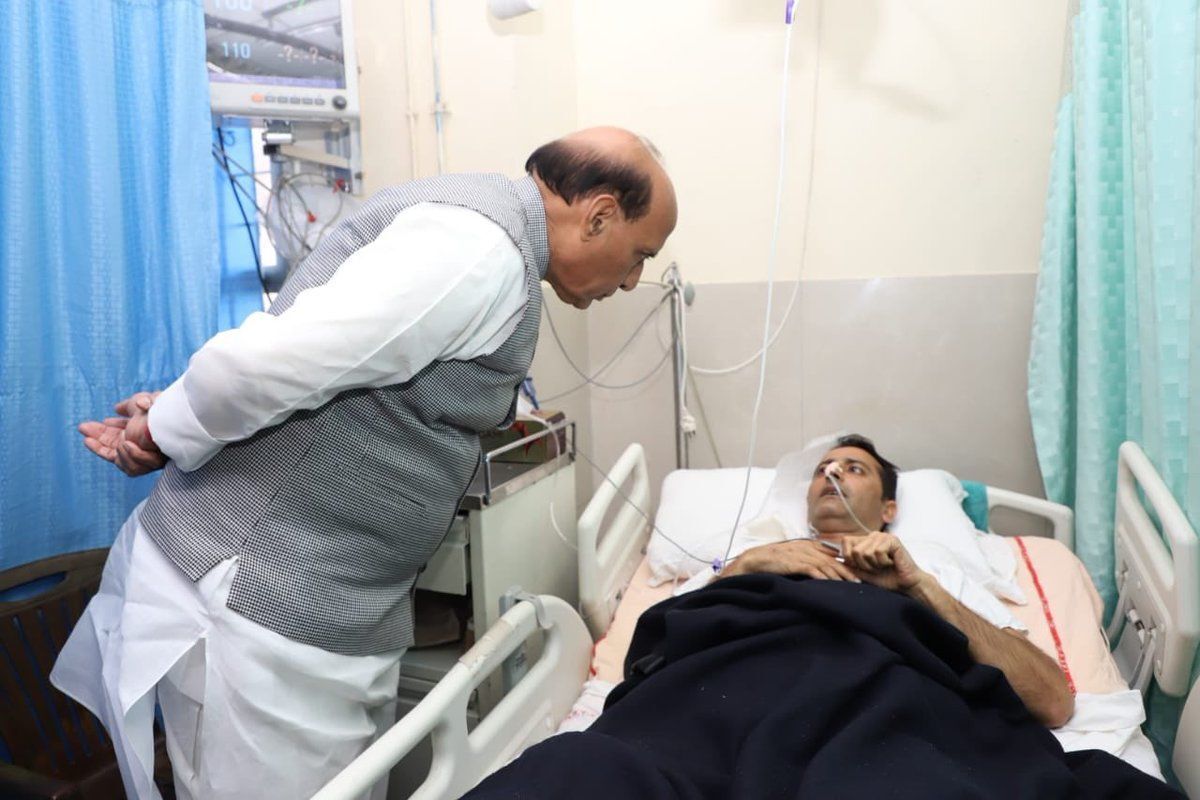 जम्मू कश्मीर में घायल DIG अमित कुमार से अस्पताल में मिले ग्रहमंत्री राजनाथ सिंह, पूंछे हालचाल