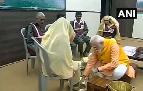 KUMBH LIVE: PM मोदी ने संगम में लगाई डुबकी, सफाई कर्मचारियों के धोए पैर
