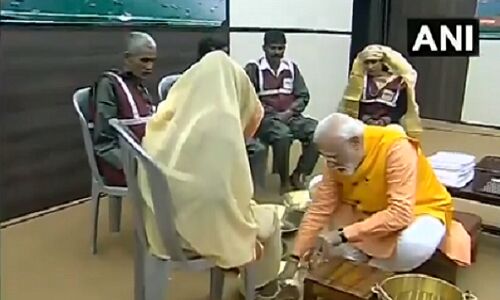 KUMBH LIVE: PM मोदी ने संगम में लगाई डुबकी, सफाई कर्मचारियों के धोए पैर KUMBH LIVE: PM मोदी ने संगम में लगाई डुबकी, सफाई कर्मचारियों के धोए पैर