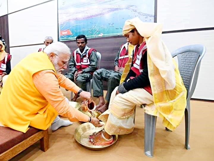 पत्रकार का बड़ा सवाल, पाँव धोना नौटंकी नहीं है तो अंबानी भी पाँच ग़रीबों के पाँव धोकर अमर हो जाएँ ! पत्रकार का बड़ा सवाल, पाँव धोना नौटंकी नहीं है तो अंबानी भी पाँच ग़रीबों के पाँव धोकर अमर हो जाएँ !