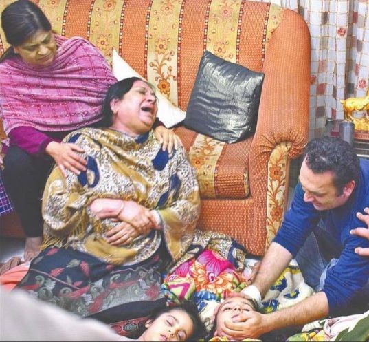 आगरा में माँ समेत दो बेटियों के मिले बाथरूम में शव, मचा हडकम्प आगरा में माँ समेत दो बेटियों के मिले बाथरूम में शव, मचा हडकम्प