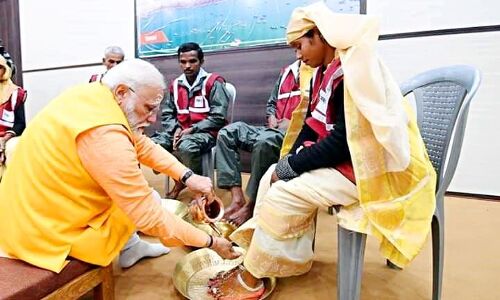 पत्रकार का बड़ा सवाल, पाँव धोना नौटंकी नहीं है तो अंबानी भी पाँच ग़रीबों के पाँव धोकर अमर हो जाएँ ! पत्रकार का बड़ा सवाल, पाँव धोना नौटंकी नहीं है तो अंबानी भी पाँच ग़रीबों के पाँव धोकर अमर हो जाएँ !