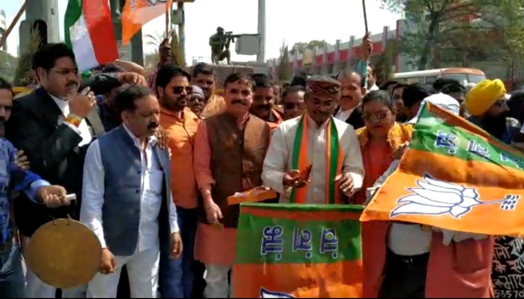 पाक के आतंकी ठिकानों पर भारत की एयर स्ट्राइक के बाद प्रयागराज में जश्न का माहौल , सवा कुन्तल लड्डू का भोग चढ़ाकर जवानों के शौर्य औऱ बहादुरी को किया गया सलाम पाक के आतंकी ठिकानों पर भारत की एयर स्ट्राइक के बाद प्रयागराज में जश्न का माहौल , सवा कुन्तल लड्डू का भोग चढ़ाकर जवानों के शौर्य औऱ बहादुरी को किया गया सलाम