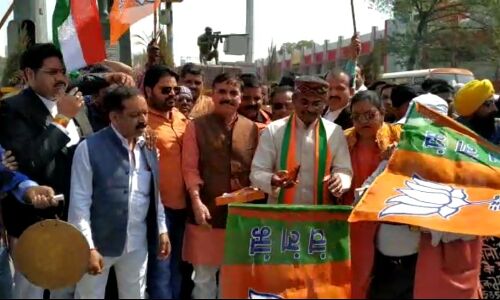 पाक के आतंकी ठिकानों पर भारत की एयर स्ट्राइक के बाद प्रयागराज में जश्न का माहौल , सवा कुन्तल लड्डू का भोग चढ़ाकर जवानों के शौर्य औऱ बहादुरी को किया गया सलाम पाक के आतंकी ठिकानों पर भारत की एयर स्ट्राइक के बाद प्रयागराज में जश्न का माहौल , सवा कुन्तल लड्डू का भोग चढ़ाकर जवानों के शौर्य औऱ बहादुरी को किया गया सलाम