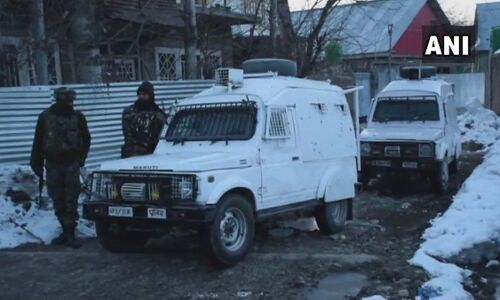 जम्मू-कश्मीर : शोपियां में सुरक्षा बलों ने मुठभेड़ में दो आतंकियों को किया ढेर, एनकाउंटर जारी