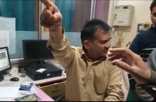 बीजेपी नेता ने काटा बेंक में हंगामा बीजेपी नेता ने काटा बेंक में हंगामा