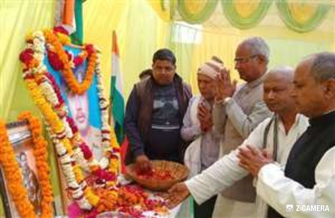 शहीद जवान की तेरहवीं पर उमड़ा हुजूम, लेकिन जब ढाई वर्षीय का पुत्र अखिल पिता के चित्र को देख पापा-पापा कह एक टक निहारने लगा तो सभी लोग रोने लगे शहीद जवान की तेरहवीं पर उमड़ा हुजूम, लेकिन जब ढाई वर्षीय का पुत्र अखिल पिता के चित्र को देख पापा-पापा कह एक टक निहारने लगा तो सभी लोग रोने लगे