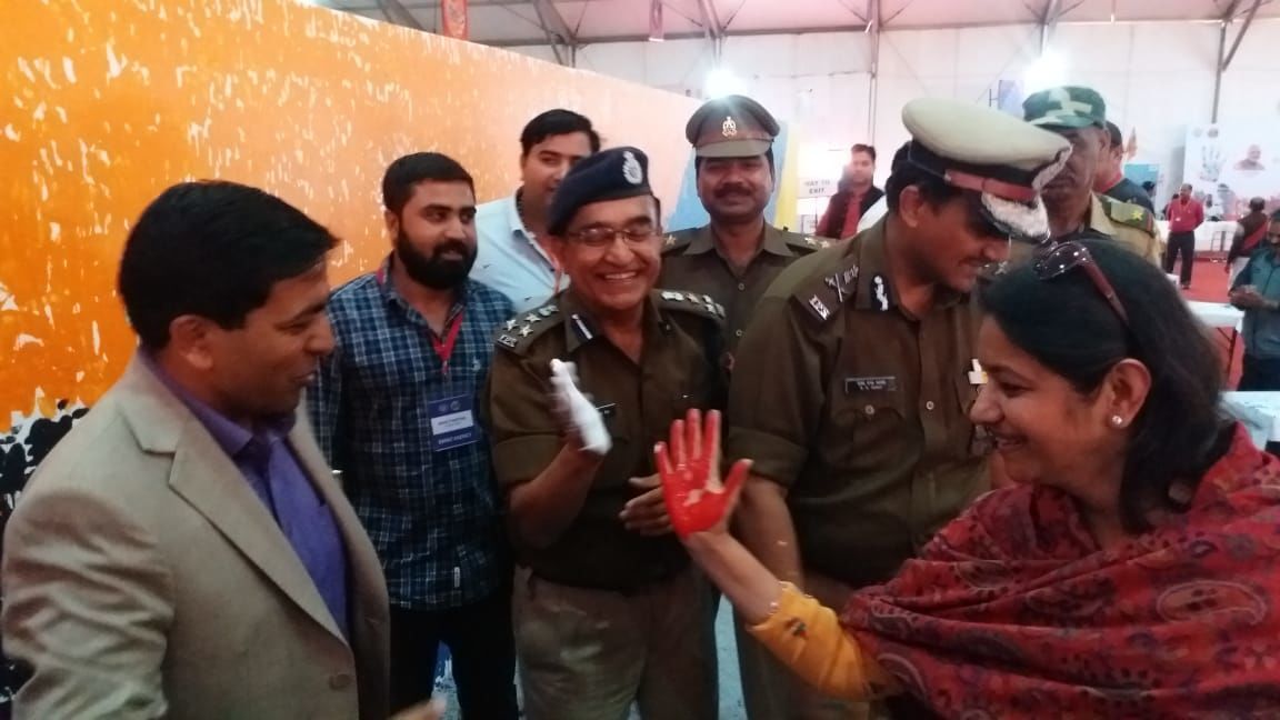 गिनीज बुक ऑफ वर्ल्ड रिकॉर्ड की टीम की निगरानी में तोड़ दिया वर्ल्ड रिकॉर्ड, दस हजार हथेलियों ने रंगा कुंभ का कैनवास गिनीज बुक ऑफ वर्ल्ड रिकॉर्ड की टीम की निगरानी में तोड़ दिया वर्ल्ड रिकॉर्ड, दस हजार हथेलियों ने रंगा कुंभ का कैनवास