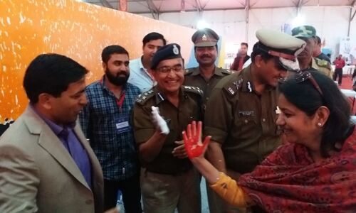 गिनीज बुक ऑफ वर्ल्ड रिकॉर्ड की टीम की निगरानी में तोड़ दिया वर्ल्ड रिकॉर्ड, दस हजार हथेलियों ने रंगा कुंभ का कैनवास गिनीज बुक ऑफ वर्ल्ड रिकॉर्ड की टीम की निगरानी में तोड़ दिया वर्ल्ड रिकॉर्ड, दस हजार हथेलियों ने रंगा कुंभ का कैनवास