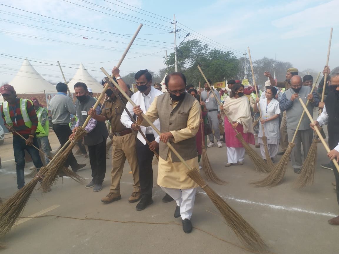 स्वास्थ्य मंत्री सिद्धार्थ नाथ सिंह ने झाड़ू लगाकर  स्वच्छता पर  विश्व रिकॉर्ड बनाने की शुरुआत की
