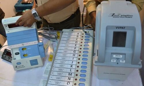 Ghaziabad News : वोटिंग के लिए घंटों लाइन में खड़े रहे लोग, कई जगह खराब हुए EVM Ghaziabad News : वोटिंग के लिए घंटों लाइन में खड़े रहे लोग, कई जगह खराब हुए EVM