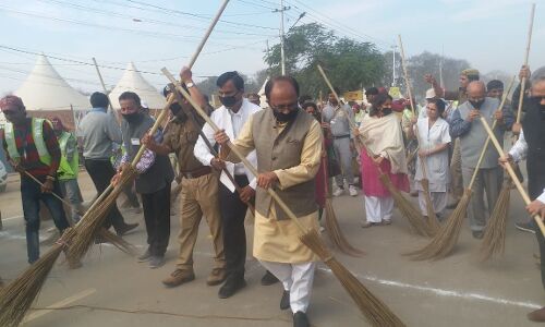 स्वास्थ्य मंत्री सिद्धार्थ नाथ सिंह ने झाड़ू लगाकर स्वच्छता पर विश्व रिकॉर्ड बनाने की शुरुआत की स्वास्थ्य मंत्री सिद्धार्थ नाथ सिंह ने झाड़ू लगाकर स्वच्छता पर विश्व रिकॉर्ड बनाने की शुरुआत की