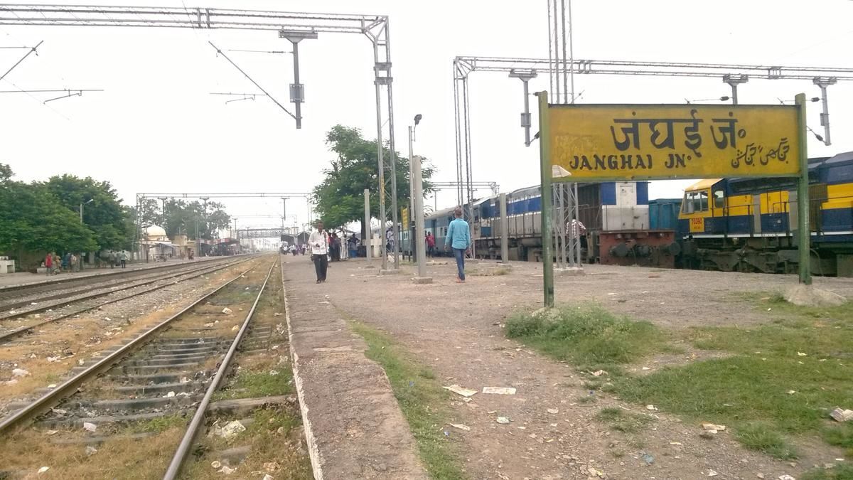 पिता ने दो बेटियों संग ट्रेन के सामने लगायी छलांग मौत पिता ने दो बेटियों संग ट्रेन के सामने लगायी छलांग मौत