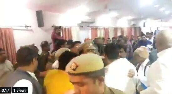योगी के फोन के बाद विधायक राकेश बघेल ने धरना किया समाप्त, सीएम ने लखनऊ किया तलब योगी के फोन के बाद विधायक राकेश बघेल ने धरना किया समाप्त, सीएम ने लखनऊ किया तलब