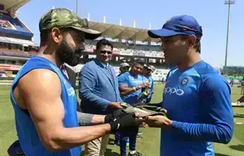 #INDvAUS LIVE : आर्मी कैप पहनकर मैच खेलेंगे सभी भारतीय खिलाड़ी, पुलवामा शहीद के परिवारों को देंगे फीस
