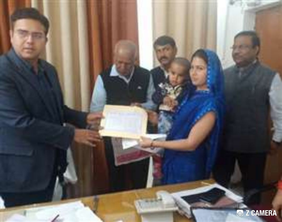 शहीद की पत्नी को कलेक्ट्रेट में मिला कनिष्ठ लिपिक का पद शहीद की पत्नी को कलेक्ट्रेट में मिला कनिष्ठ लिपिक का पद