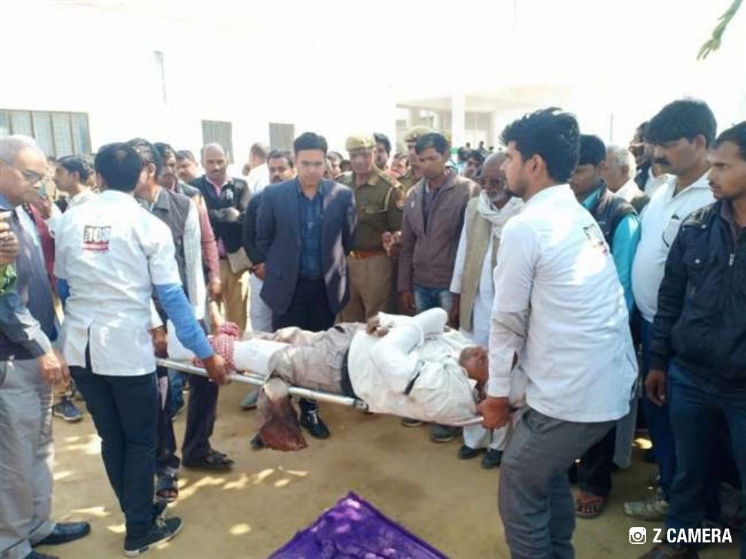 घायलों को कलेक्ट्रेट परिसर में जमीन पर लेटाकर किया हंगामा,आरोपितों के विरुद्ध कड़ी कार्रवाई की मांग घायलों को कलेक्ट्रेट परिसर में जमीन पर लेटाकर किया हंगामा,आरोपितों के विरुद्ध कड़ी कार्रवाई की मांग