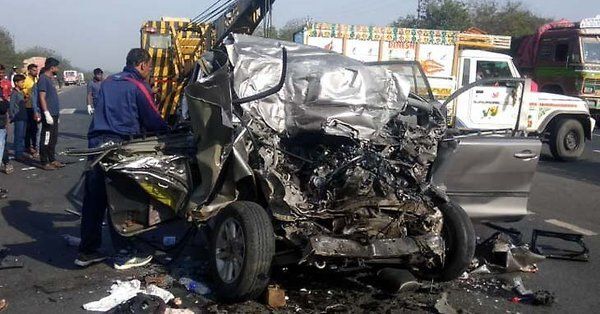 झारखंड में दर्दनाक हादसा : इनोवा और ट्रक की भीषण टक्कर, एक ही परिवार के 10 लोगों की मौत झारखंड में दर्दनाक हादसा : इनोवा और ट्रक की भीषण टक्कर, एक ही परिवार के 10 लोगों की मौत