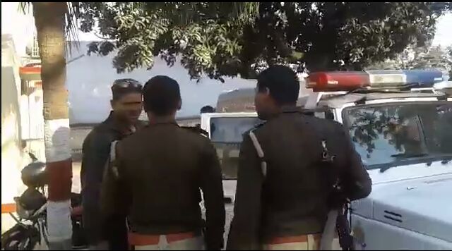 मंत्री की सुरक्षा मे लगी पुलिस की गुंडई, गाड़ियों पर बरसाए डंडे मंत्री की सुरक्षा मे लगी पुलिस की गुंडई, गाड़ियों पर बरसाए डंडे