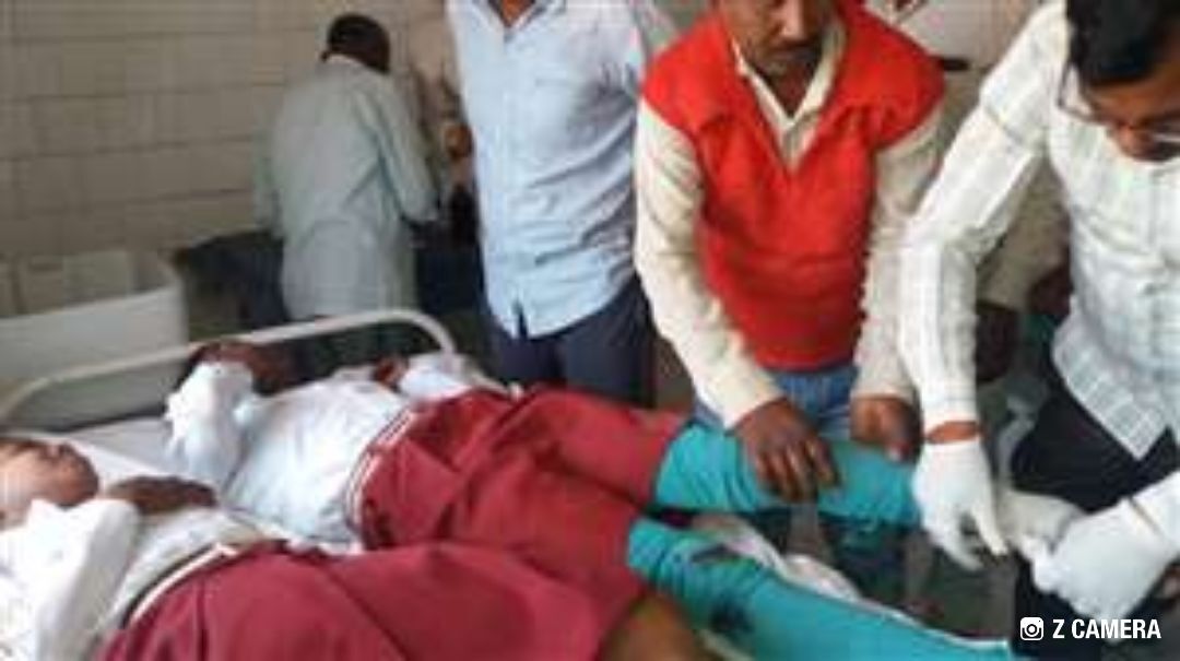 परीक्षार्थियों से भरी टेंपो पलटी,चालक समेत 11 घायल परीक्षार्थियों से भरी टेंपो पलटी,चालक समेत 11 घायल