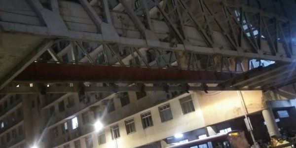 Live updateमुंबईः सीएसटी रेलवे स्टेशन के पास गिरा फुटओवर ब्रिज