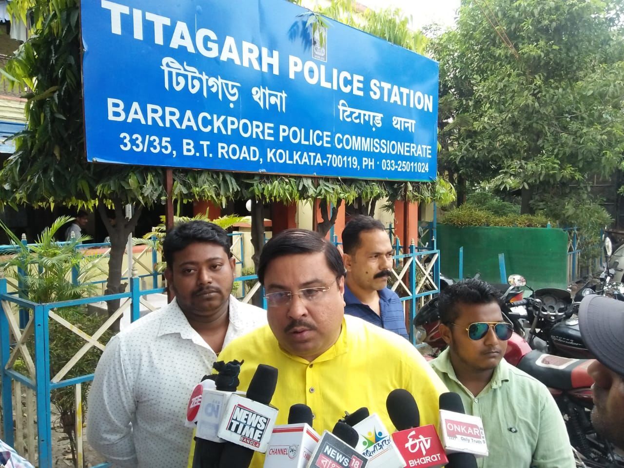 TMC विधायक अर्जुन सिंह BJP में हुए शामिल उधर तृणमूल कांग्रेस के नेता ने थाने में दर्ज कराई शिकायत TMC विधायक अर्जुन सिंह BJP में हुए शामिल उधर तृणमूल कांग्रेस के नेता ने थाने में दर्ज कराई शिकायत