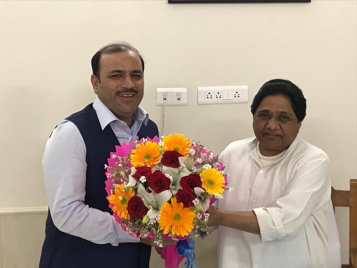 मायावती ने जदएस के दानिश अली को किया बसपा में शामिल, अमरोहा लोकसभा से होंगे उम्मीदवार मायावती ने जदएस के दानिश अली को किया बसपा में शामिल, अमरोहा लोकसभा से होंगे उम्मीदवार
