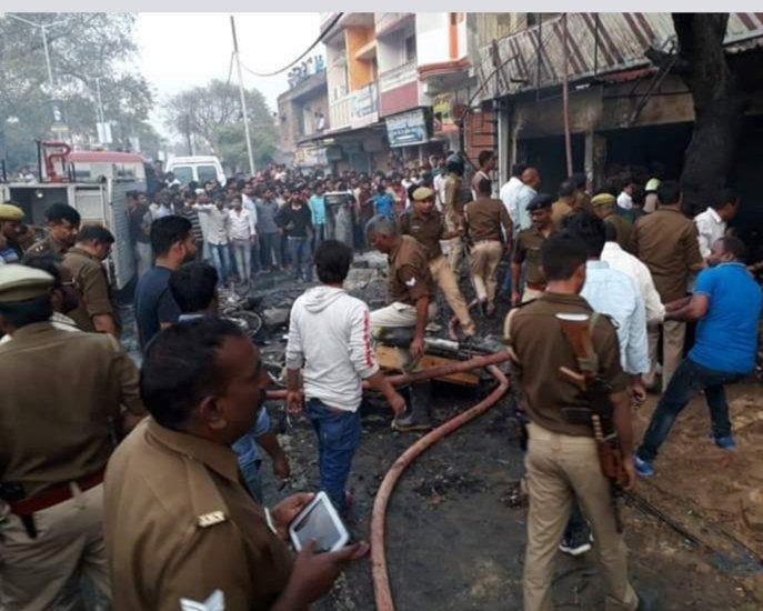 आजमगढ़ में बड़ा हादसा : पटाखा की दुकान में भीषण आग, चार की मौत, कई घायल